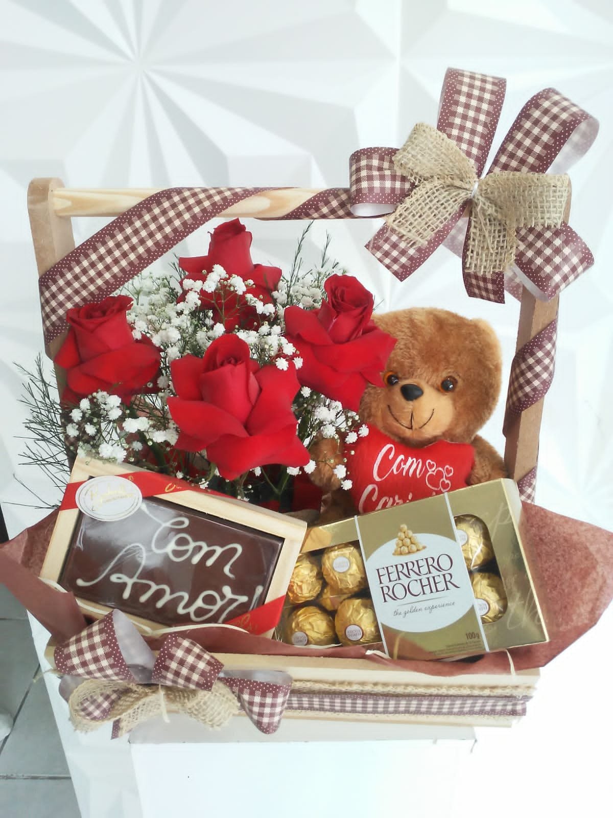 IMG-20211018-WA0066.jpg Cesta especial para presente com arranjo de rosas, pelúcia e chocolates - Imagem 1
