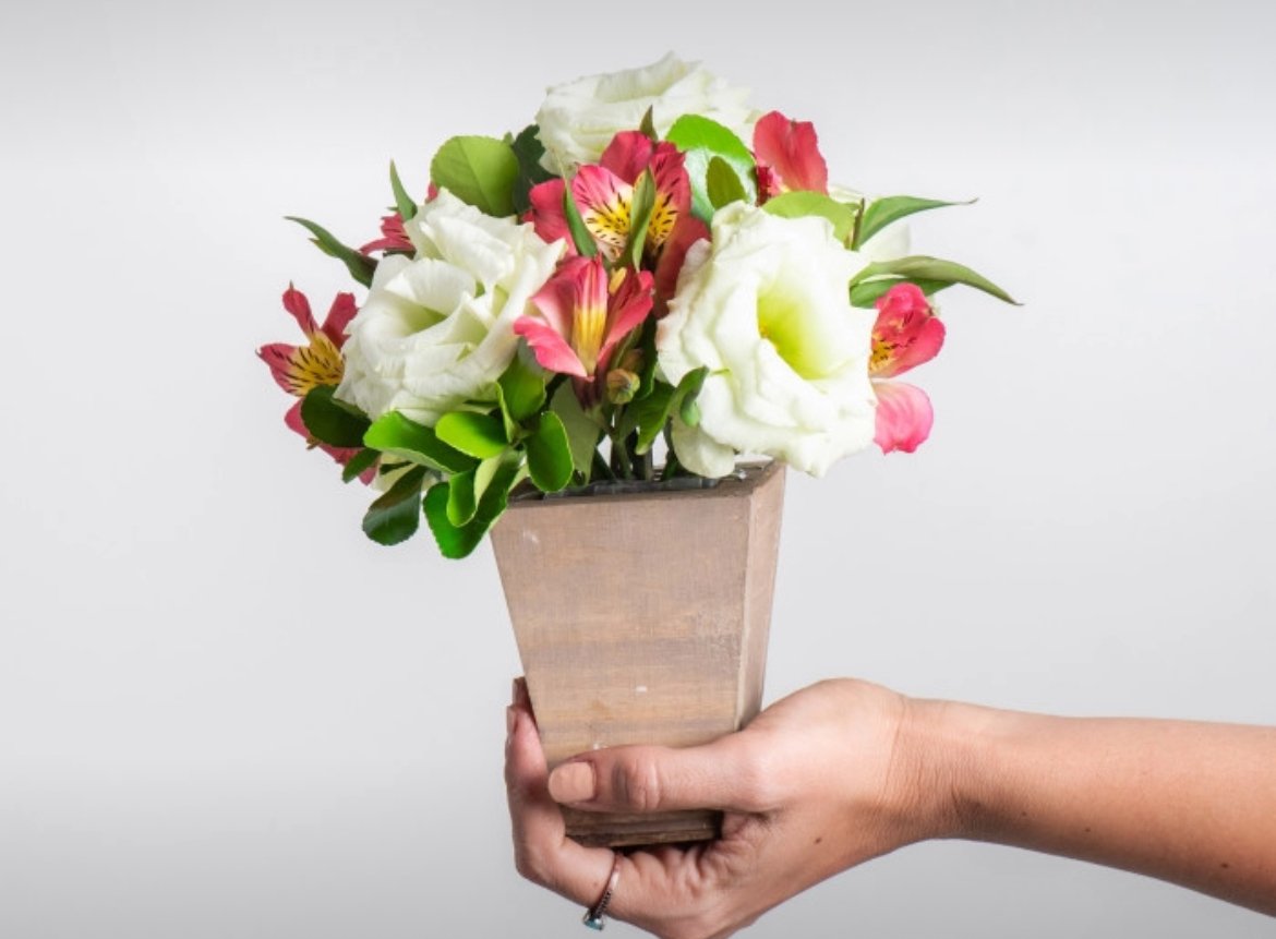 IMG_3638.jpeg Arranjo de Flores do Campo e Astromélias em Tons Rosados - Imagem 1