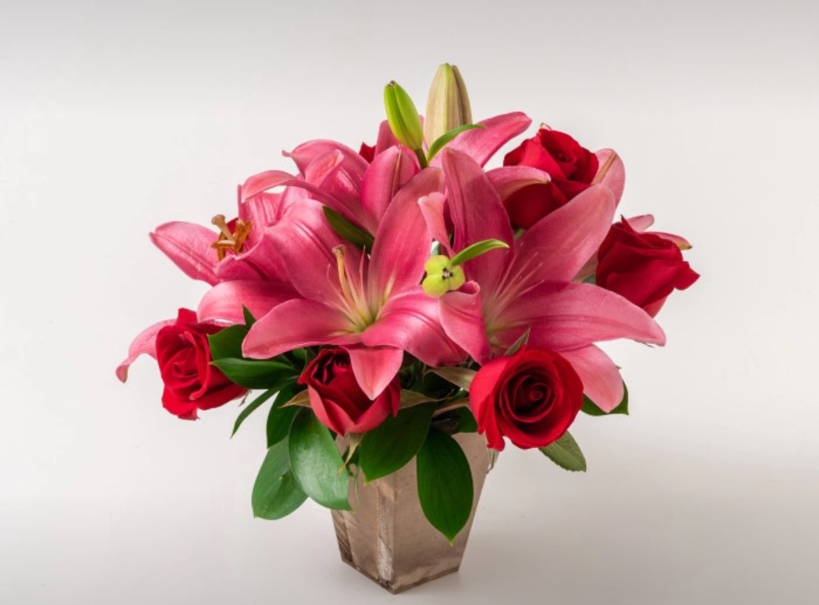 IMG_3640.jpeg Arranjo de Lírios e Rosas Vermelhas - Imagem 1