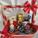 Cesta de chocolates diversos com pelúcia e caneca
