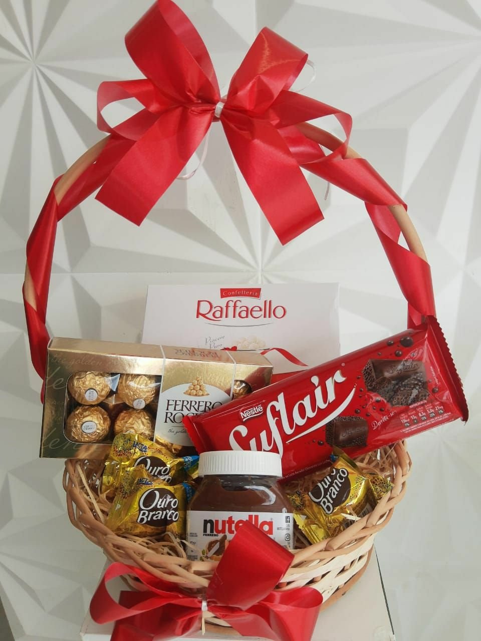 cesta-com-ferre-rafa-nute-sufl-130.jpeg Cesta De Chocolates Com Rafaello, Suflair, Nutella e Ferrero Rocher - Imagem 1
